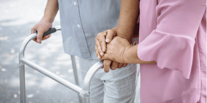 A Guide to Supporting Your Elderly Parents With Mobility Issues-min
